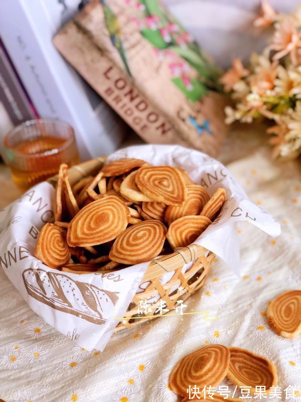 休闲小零食炸猫耳朵你这么做，比买的还好吃