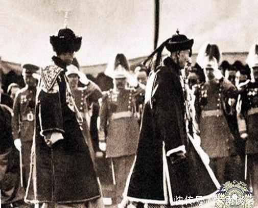 末代皇帝|末代皇帝溥仪三次登基老照片:图四端坐龙椅上,图六身穿龙袍祭天