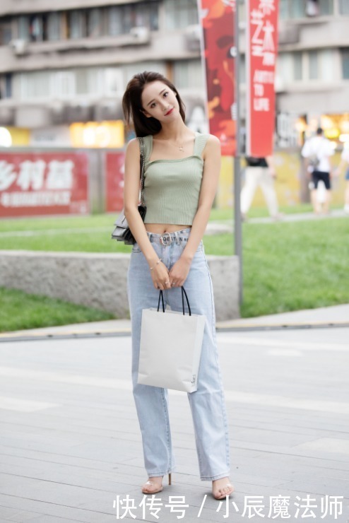 小姐姐爱穿性感吊带,露出性感水蛇腰,甜美的笑容让人心醉