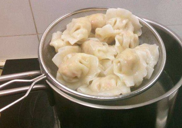  煮饺子时，不要只会加水煮！多加一点它，饺子香嫩多汁，还不破皮