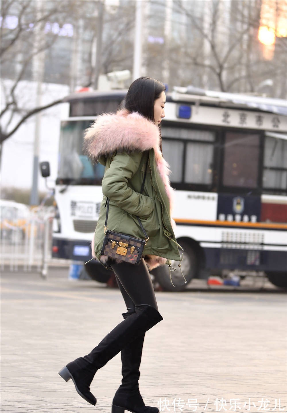 过膝长靴 黑色皮裤搭配过膝长靴,要是高跟款式会更好,衬托身材高挑