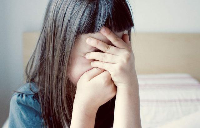 姐妹|双胞胎姐妹从小分开抚养,3年后妹妹回来,姐姐你别待在我家