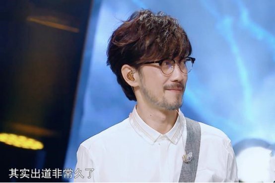 跷二郎腿|跷二郎腿又如何,孟美岐“老师”真没点评周传雄,他被淘汰也实属正常