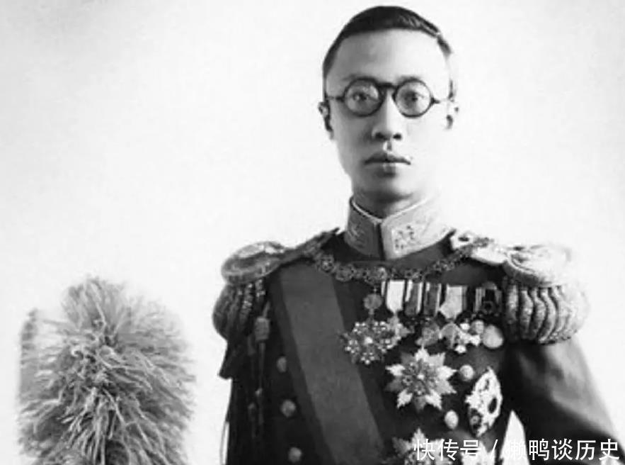 法庭|晚清最后一位皇帝溥仪老照片在法庭上被训话，带妻子游故宫