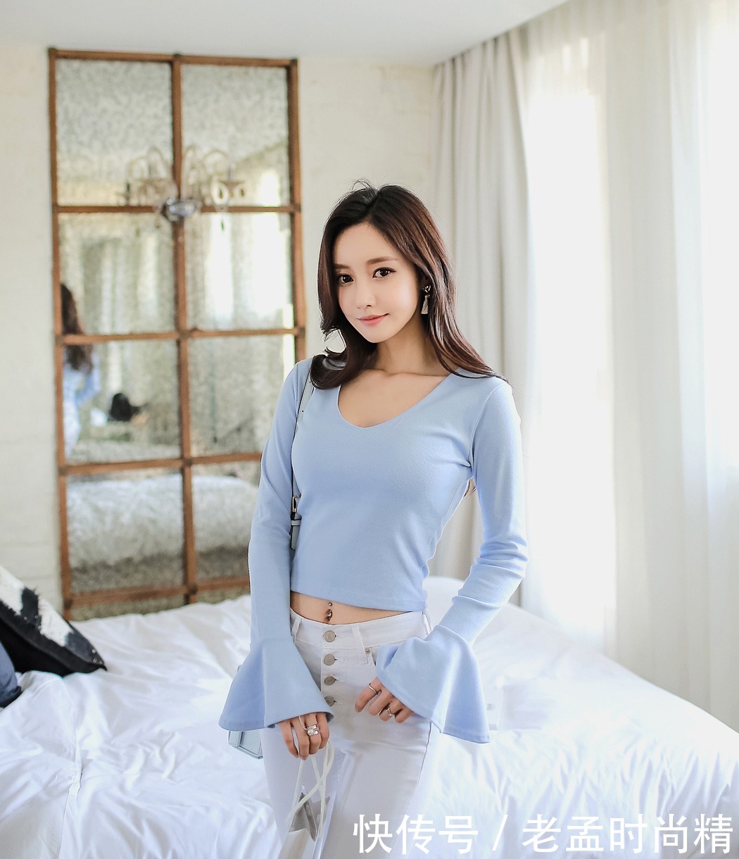 时尚穿搭:浅蓝色的柔美风情