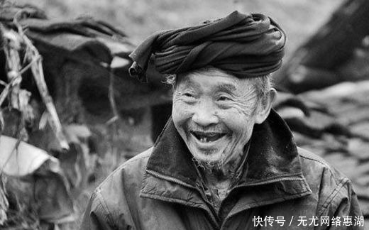 战场|一老农在战场上捡破烂,无意搬开地上砖头,发现有2000名日军