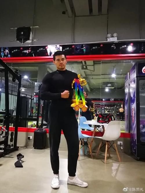 肌肉新郎婚礼现场脱衣引发尖叫，网友都在馋他身子….