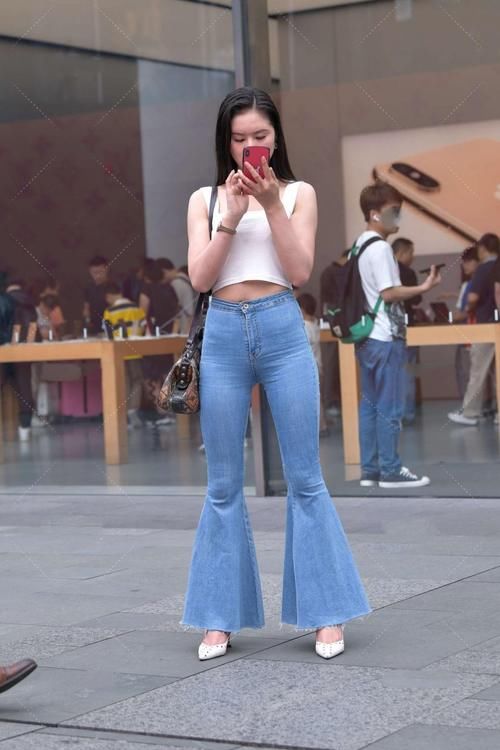 时尚：牛仔裤搭配高筒靴，特别适合身高腿长的女生