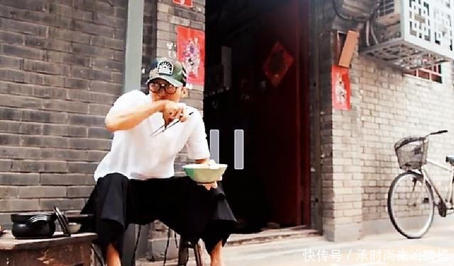 炸酱面|谢霆锋穿拖鞋现身胡同,大口吃炸酱面,下饭菜是红烧肉
