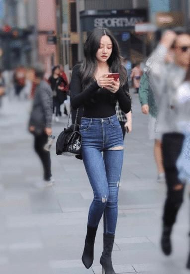 美女|黑色上衣搭配破洞牛仔裤,展现出时髦靓丽的气质