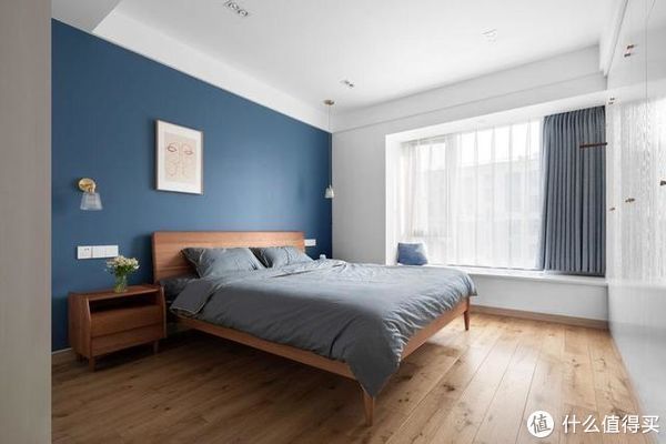 次卧书房|再买房，我一定学他家坚持去电视墙化，卧室书房合二为一，太实用了