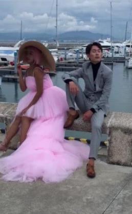 摄像师|黑妹子穿“芭比粉”拍婚纱照,现场照片黑成碳,成片却惊艳众人
