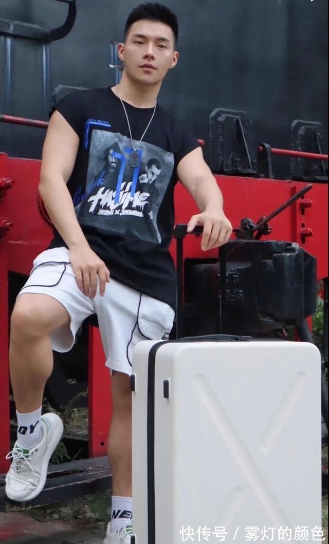 身材|奶味十足的黑白系寸发阳刚小奶狗，颜值一般身材不错，是你的菜吗！