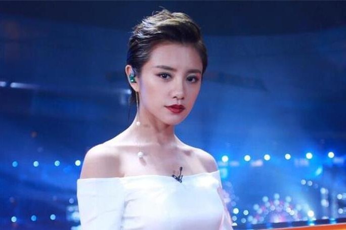 美女主持穿衣失误,少穿一件衣服,同台张国立硬是60分钟没转头!