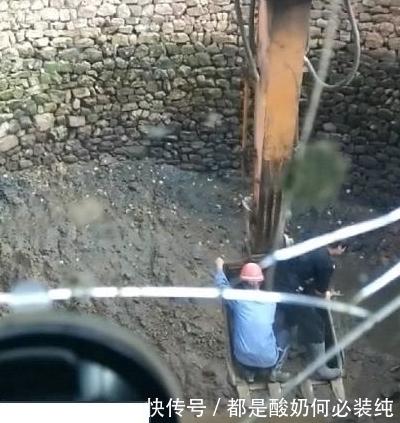 挖掘机|山上发现近二十米深坑,里面有鱼 ,挖掘机出动一挖一窝