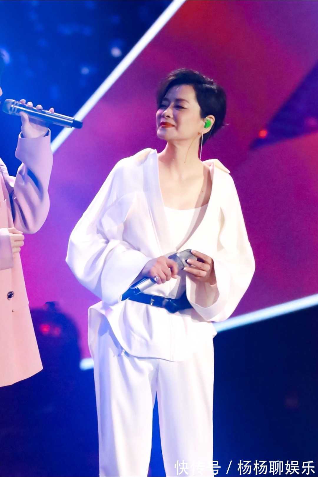 身材高挑 毛阿敏又美回来了,一身白色穿搭配短发很高级,身材高挑气场足