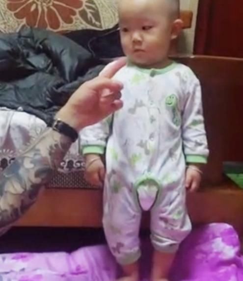 犯错|爸爸训斥犯错的宝宝,宝宝倔强的小眼神亮了,网友:莫欺少年穷