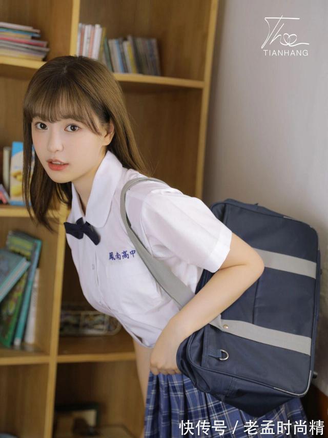 套装|教室里穿JK衬衫套装的女孩真漂亮,五官精致,很怀念学生时代