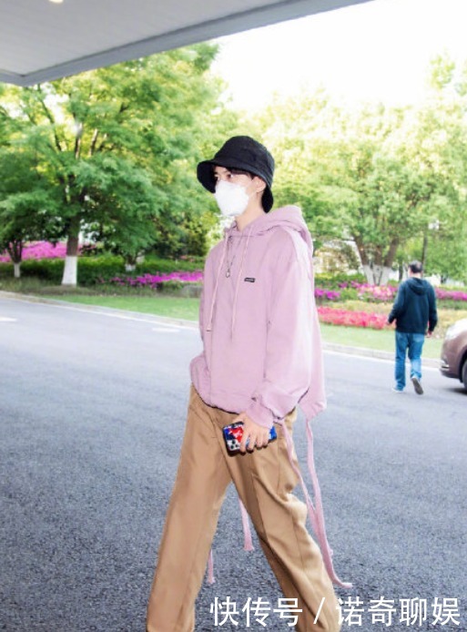 前所未有|任嘉伦新登封面,墨意书法写意大片前所未有,谁还认得出?