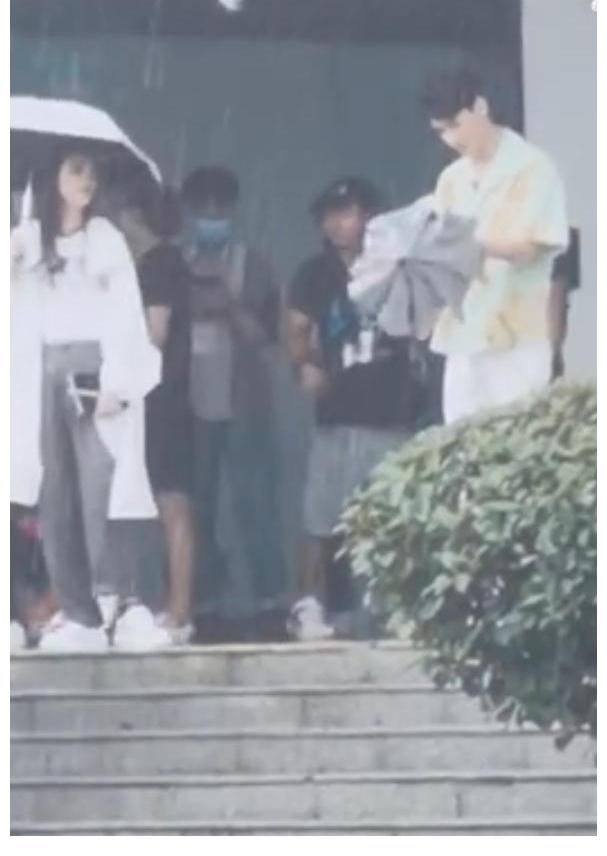 路透|中餐廳周也龔俊兄妹情不減，丁真干活踏實(shí)，黃曉明太沒存在感