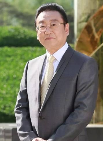 歌唱家蒋大为在国外坐吃山空,回国捞金一首歌18万,女儿已入外籍