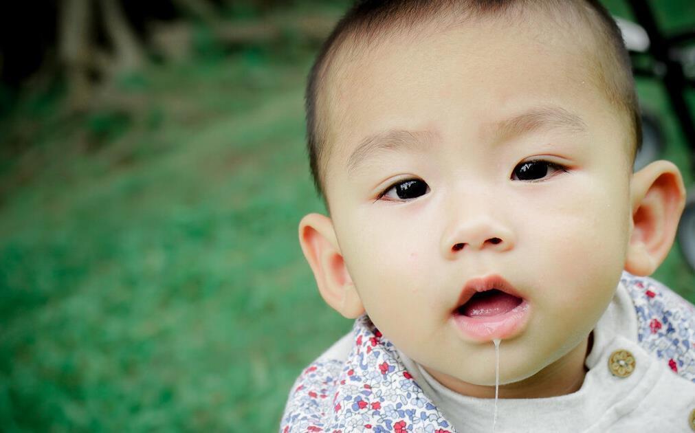 口水|宝宝出现这几种情况不是病,而是长牙的前兆你家孩子中了几个