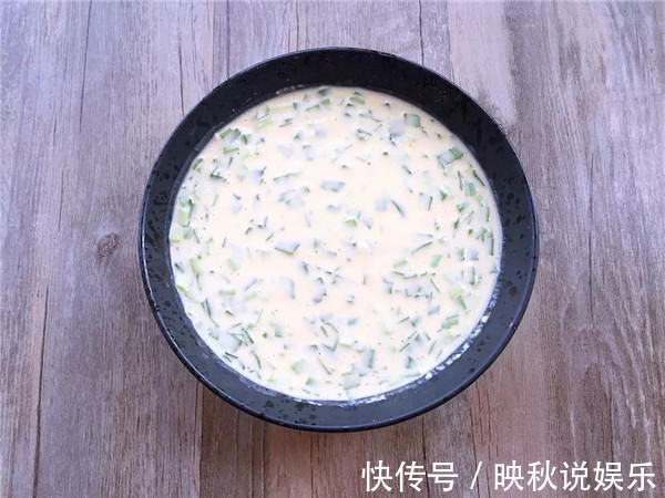 面糊|鸡蛋和韭菜也可以做早餐饼这样做鸡蛋饼，每天当早饭都不会腻！