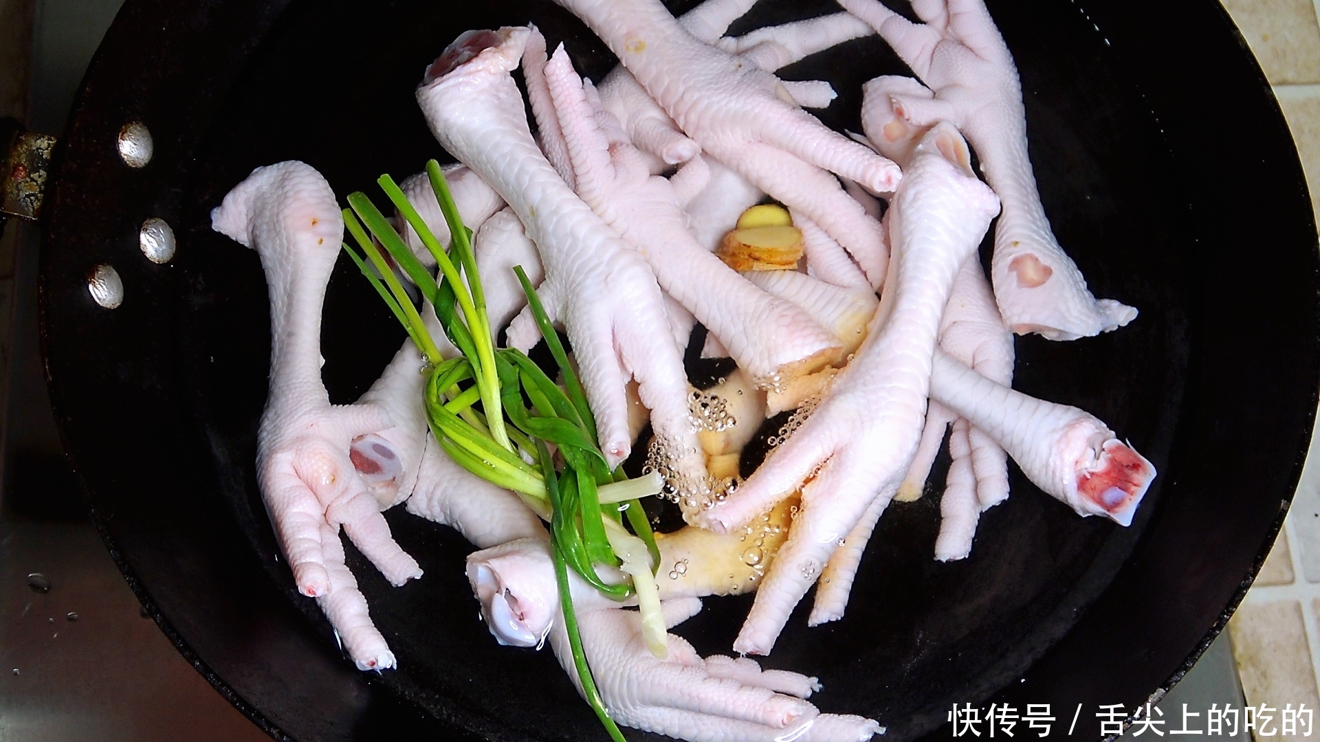 鸡爪去骨新方法,一根牙签就搞定,简单快速又完整,真实用