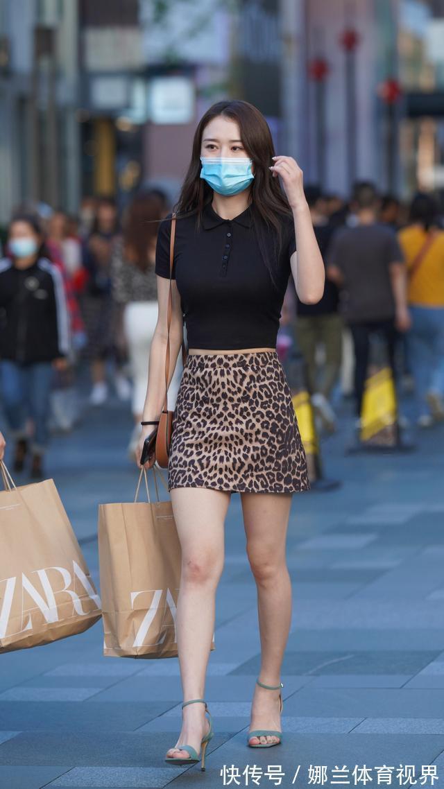 豹纹|豹纹半身裙+高跟鞋,熟龄女人这样穿,做个温柔中透着野性的女人