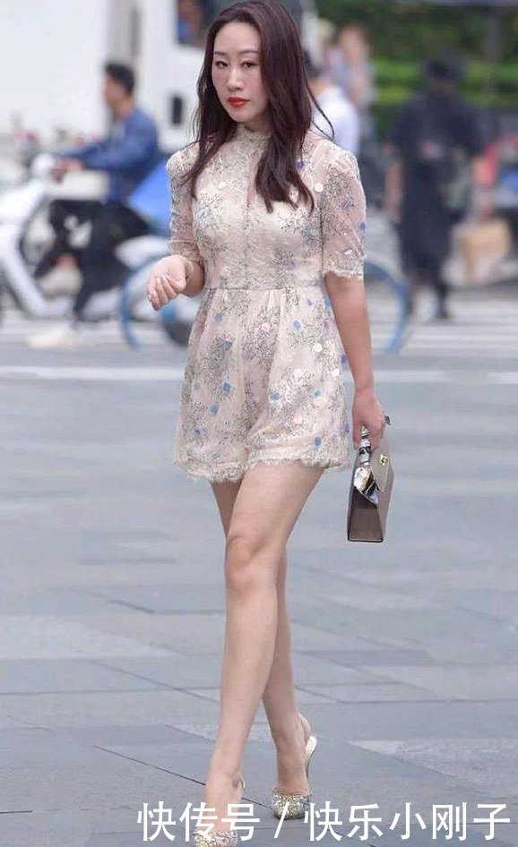 自信|阿姨确实很自信,修身款式衬托腿型