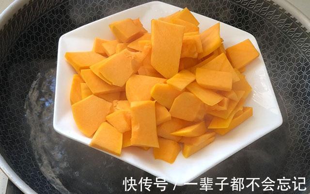 花生馅儿的南瓜面包，松软香甜，步骤简单，配一杯牛奶可当早餐