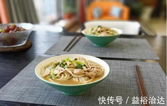 中老年人的最佳晚餐，一炒一煮几分钟就上桌，味道鲜美又便宜