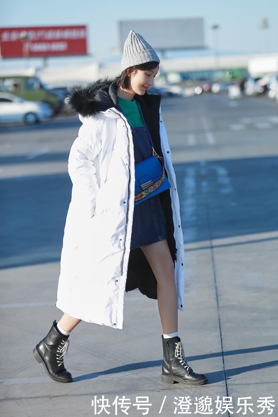 张萌真会穿,白色长款羽绒服搭配百褶裙优雅大气,女人味十足