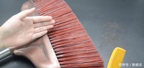 扫把上粘满了头发,试试这个方法,不脏手又方便,邻居见了纷纷学
