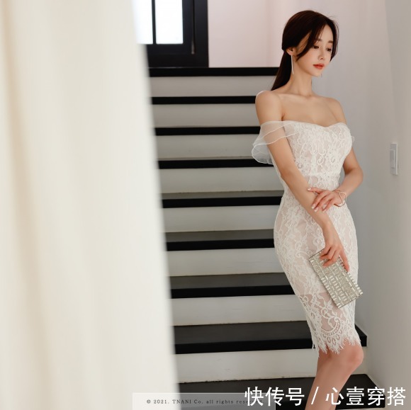 时尚|女神孙允珠时尚搭配：经典华沙夏菊雕绣波浪抹胸裙