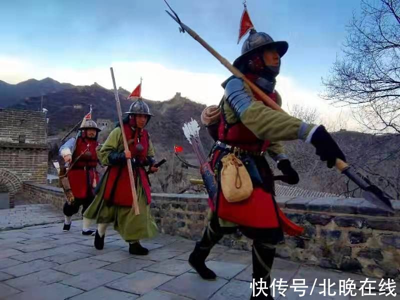 八达岭长城$会玩！500年前明小兵“穿越”到八达岭，登城戍边逛店吃雪糕