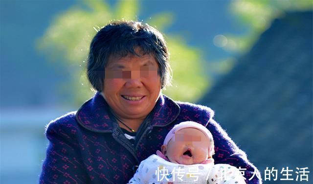 老一辈|老人带孩子到底是好是坏?有利有弊,但这两大好处别人不能比