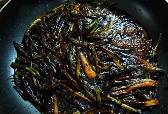 蒸鱼别再浇生抽了，学会这葱油汁的做法，味道够鲜美，一条不够吃