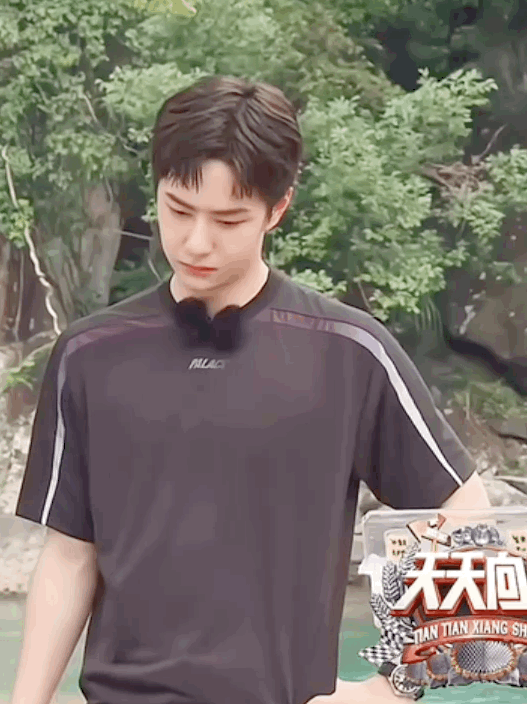 小白|王一博：天妈执着在做菜这事上，王一宝却是无心做菜，只想下水~