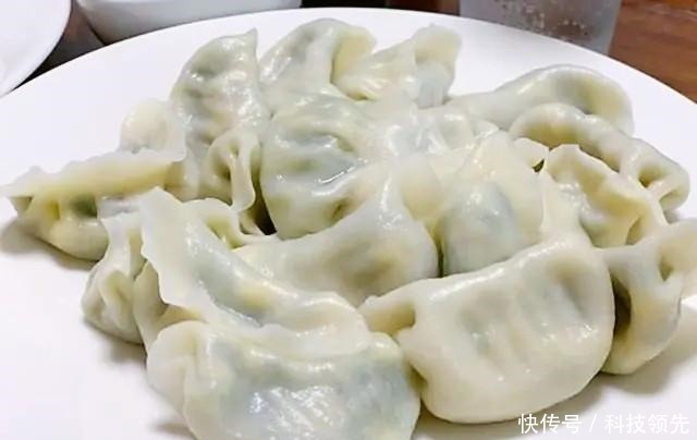 调韭菜饺子馅时,切记别放这2种调料,否则饺子不香还很难吃!