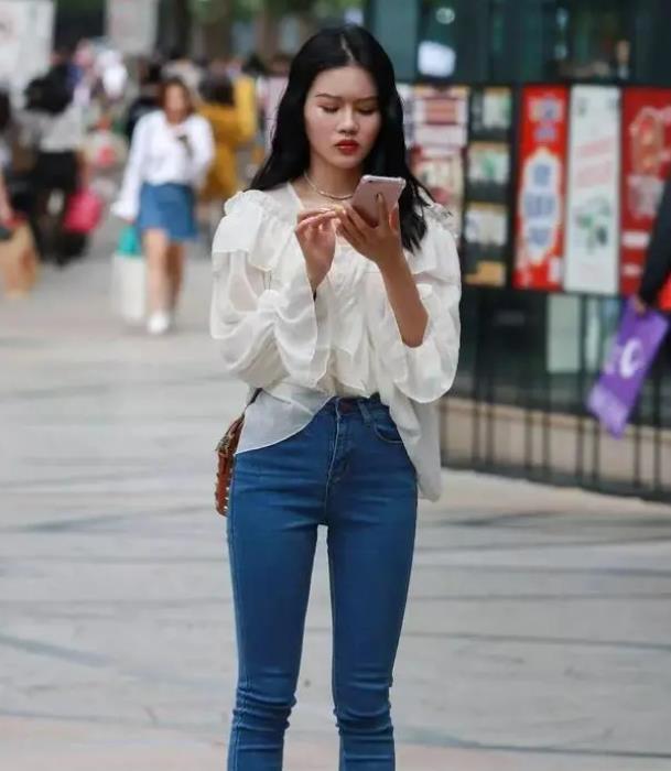 裸色|飘逸长发的小美女,身穿黑色抹胸上衣,显得十分的优雅