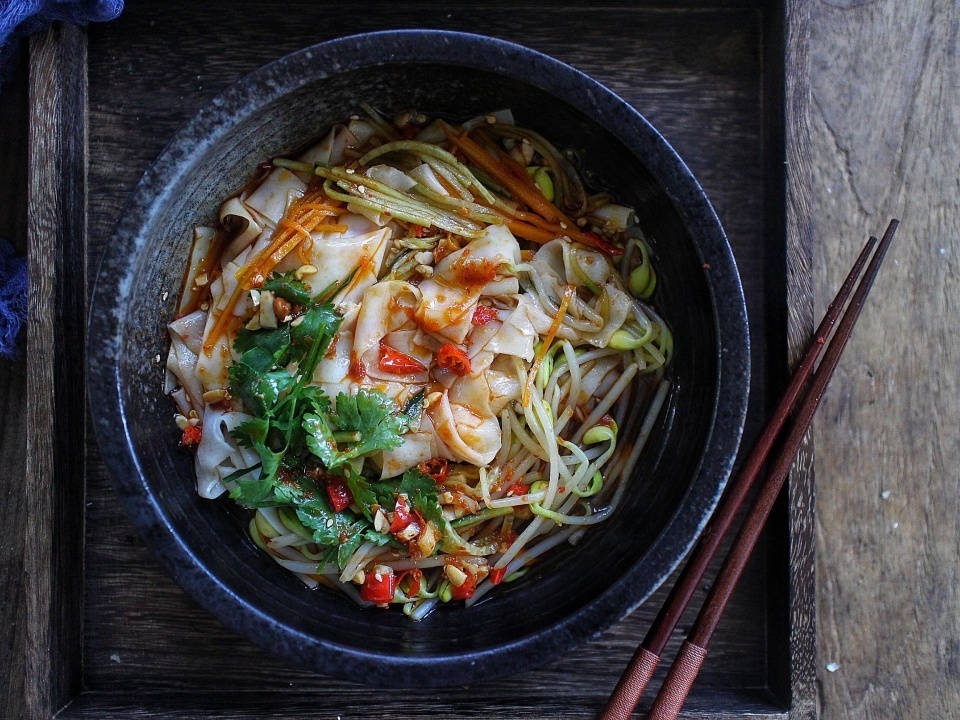 教你自制懒人版凉皮,无需水洗,口感劲道又好吃,比卖的香多了