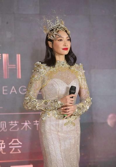 宋茜成最壮金鹰女神？穿金色战袍戴王冠从天而降超惊艳，就是腰粗