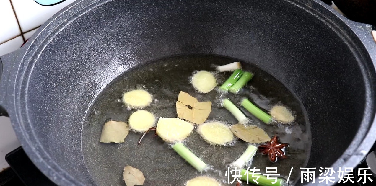 想吃炸串不用去外面吃了，方法教你在家简单做，香辣过瘾又解馋