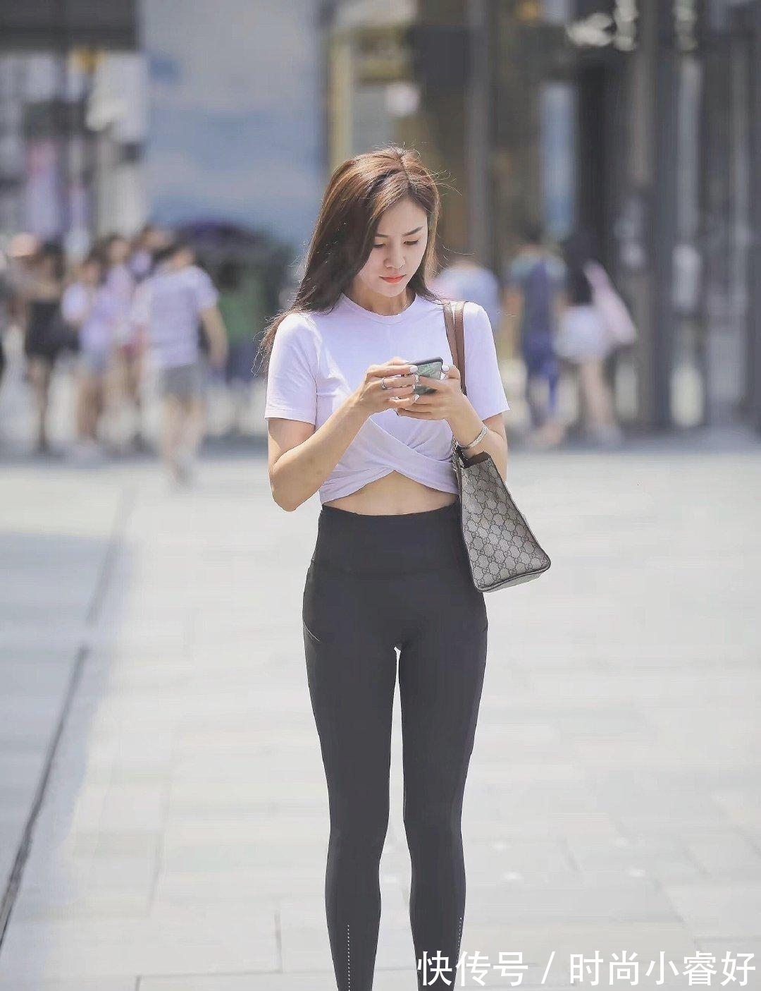 健身裤 姐姐出门穿得挺随性,一件健身裤穿出元气感,状态真的好