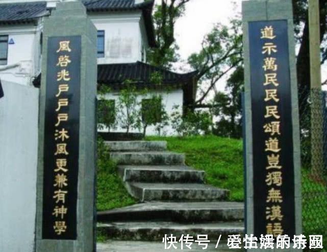 对联$厕所门口挂一副对联,上联“来人不蹲就站”,下联更绝