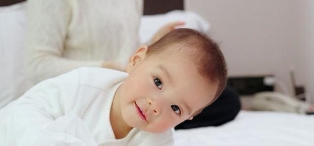 宝宝们|宝宝出生后的10几分钟里,都在做些什么原来他比妈妈还忙