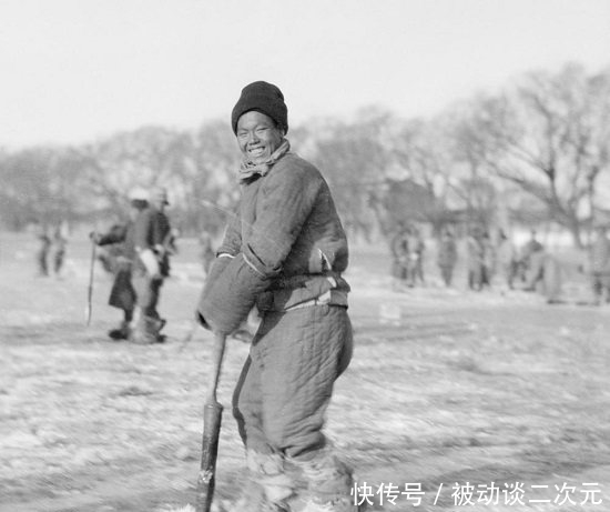 民国|民国罕见老照片：百姓街头抖空竹，最后一张人们在过春节！