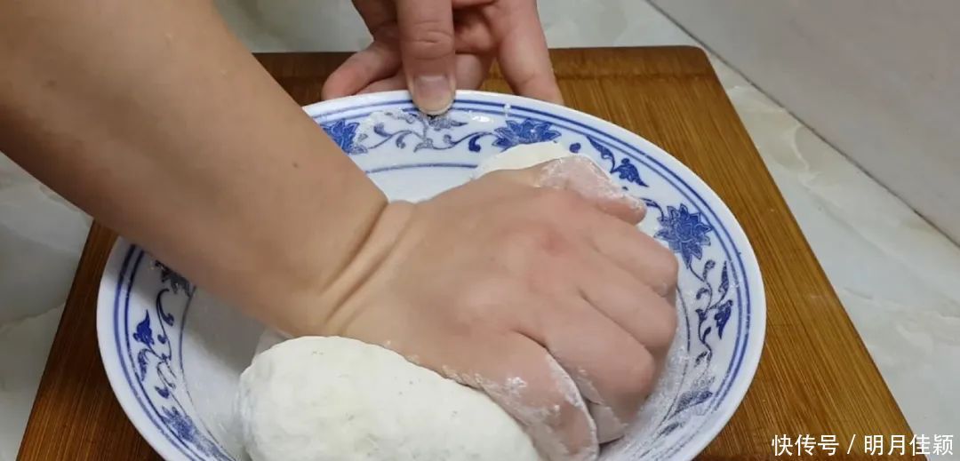 鸡蛋饼这样做太香了,教你懒人做法,鼓泡零失败,吃过就念念不忘