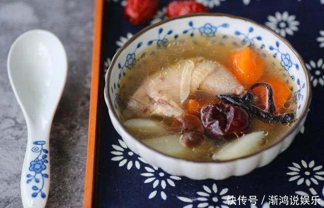  蘑菇|鸡汤别清炖，加点蘑菇提鲜味，加点骨棒提味道